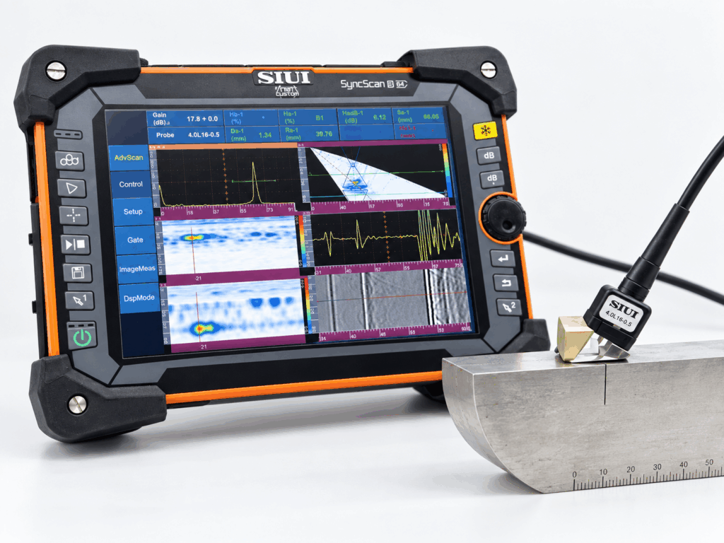 Strumento Phased Array SyncScan utilizzato per controllo ultrasonoro su componente industriale.